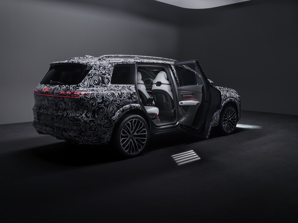 Audi Q9 - prvé snímky interiéru 2026