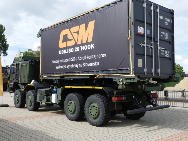 Hákový nakladač kontajnerov od CSM Tisovec na medzinárodnom veľtrhu IDEB Defence&Security 2026