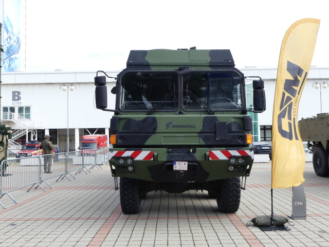 Logistický nákladný automobil Rheinmetall s hákovým nakladačom kontajnerov od spoločnosti CSM Tisovec
