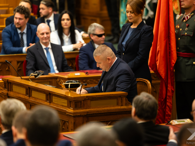 Maďarský minister obrany generálporučík Dr. Romulusz Ruszin-Szendi podpisuje prísahu v Národnom zhromaždení 12. mája 2026