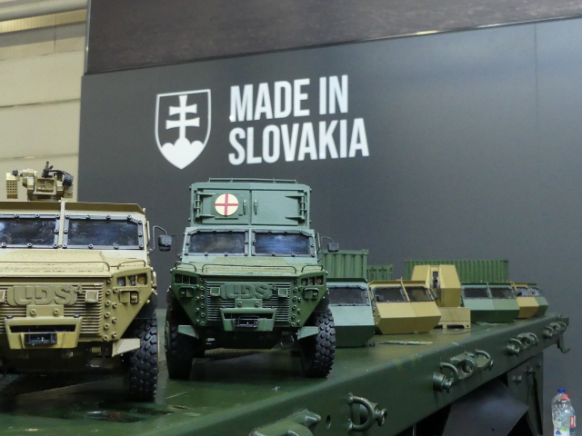 Modely UDS4 v stánku CSM Tisovec, ktoré dokazujú modularitu vozidla