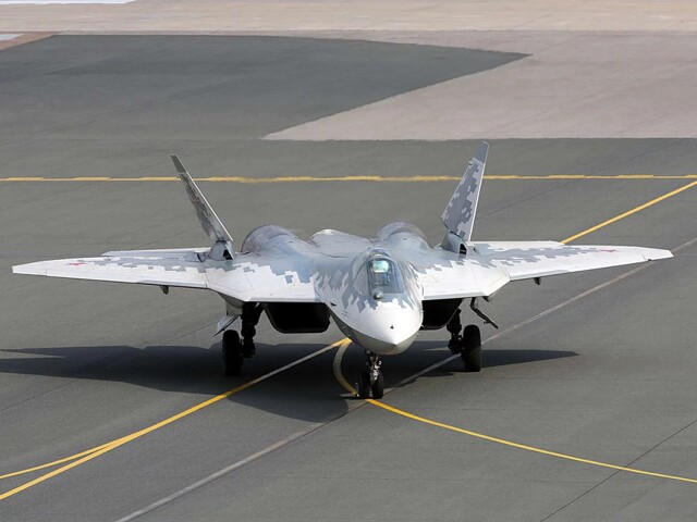 Ruské stíhacie lietadlo Suchoj Su-57 (jednomiestna verzia)