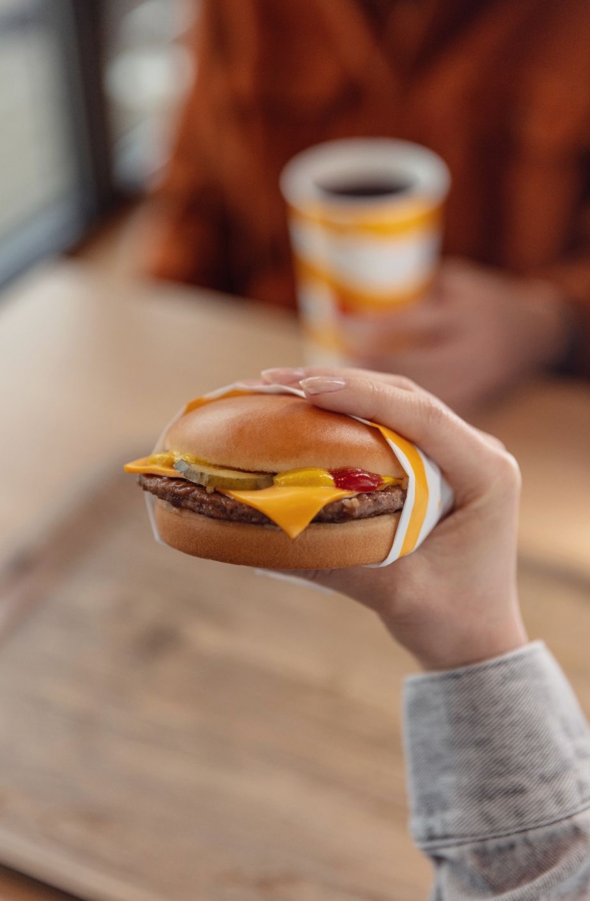 chesee burger v ruke