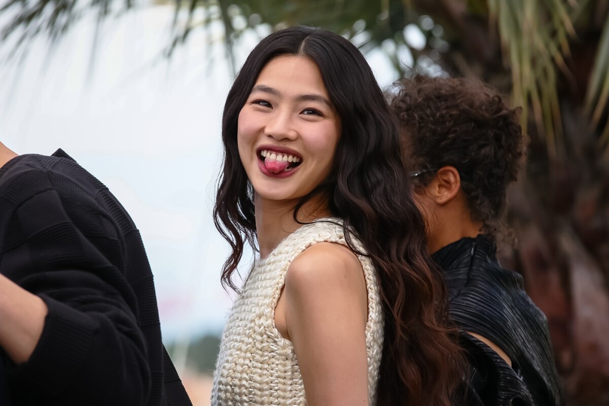 Hoyeon v Cannes vyplazovala jazyk na fotografov