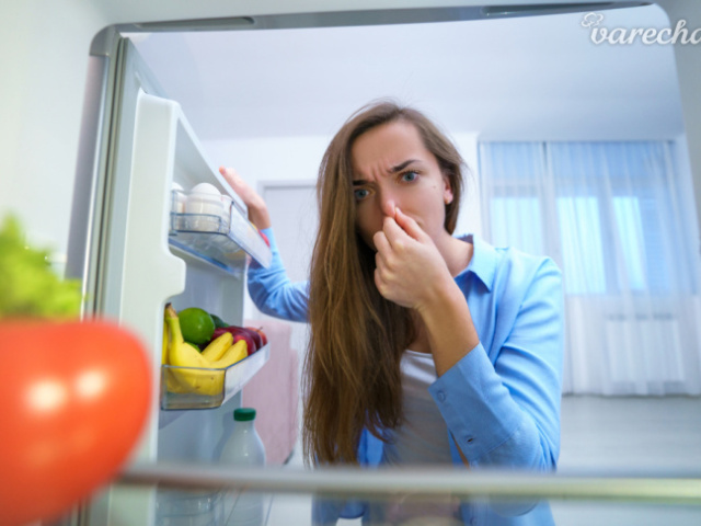 Zápach v chladničke? Jednoduché triky, ktoré fungujú lepšie než drahé pohlcovače pachov
