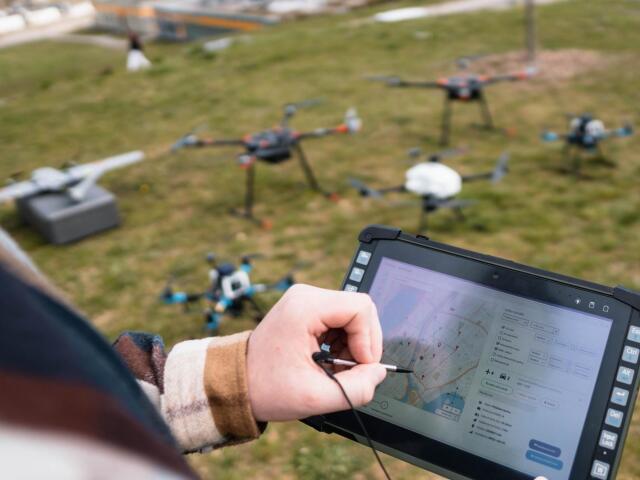 Pr  i  prava mise pro roj dronu     1600 1600