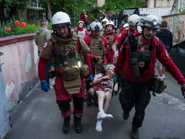 Ruské ostreľovanie, Kyjev, civilisti, vojna, útok, rakety, oheň, požiar
