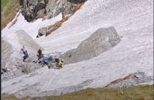 Tatry, padajúci kameň, skala, balvan, turisti