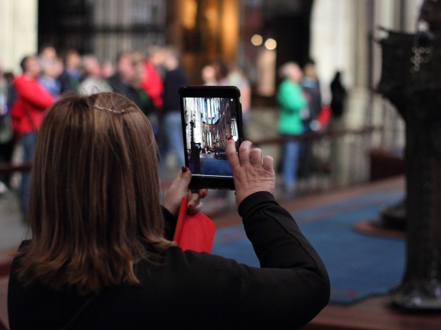 turistka, dovolenka, cestovanie, fotka, fotografia, fotografovanie, mobil, tablet, záber
