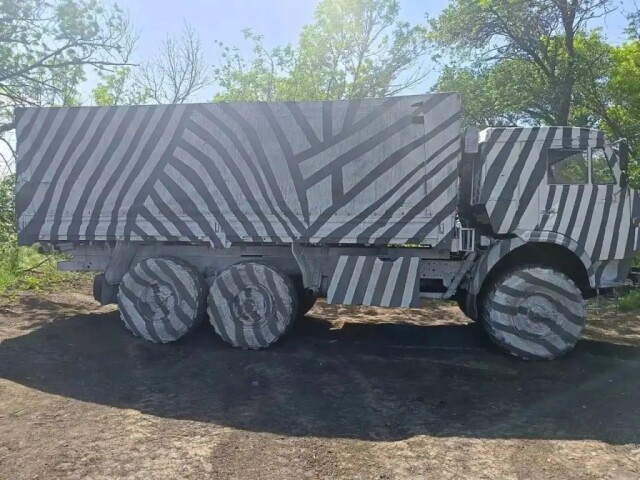 KAMAZ s kamuflážou Zebry