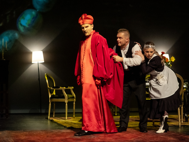 Adam Nádler, Róbert Remeselník, Vanesa Čierna, Traja kohúti