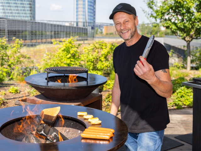 Marcel Ihnačák griluje klobásky z radu Grill&Fun