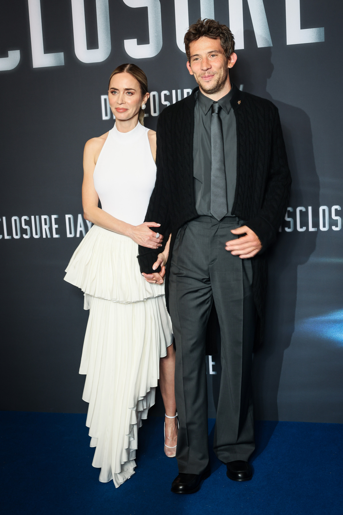 Herečka Emily Blunt a herec Josh O'Connor spoločne v Paríži uviedli Disclosure Day.