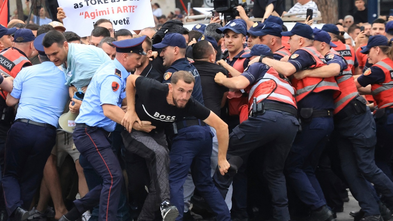 Trumpov hotel rozdelil Albánsko. Protestujúci sú v uliciach už 100 dní