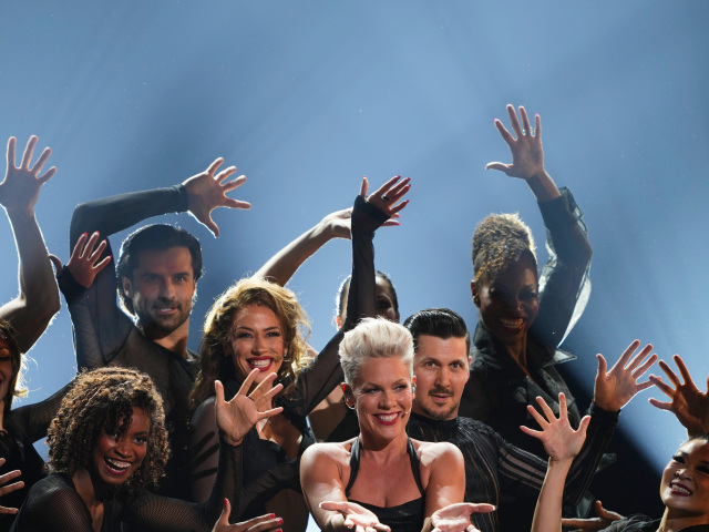 Speváčka Pink predviedla hit All That Jazz z muzikálu Chicago.