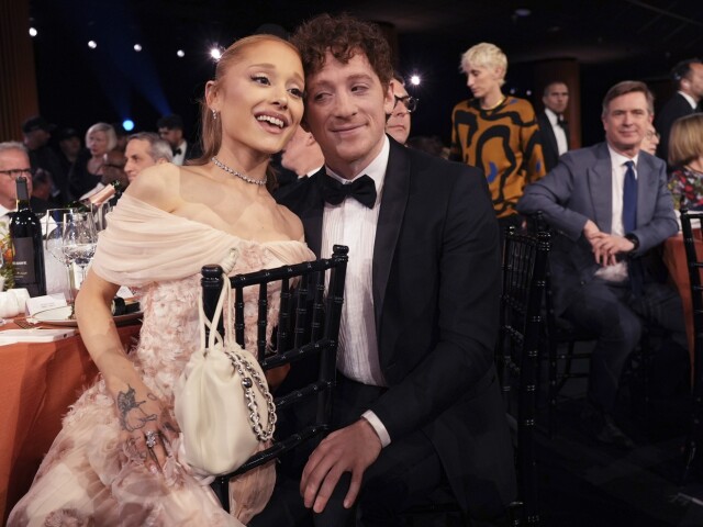 Ariana Grande a Ethan Slater