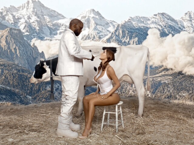 Kanye West a Bianca Censori vo videoklipe ku skladbe Gemini Season