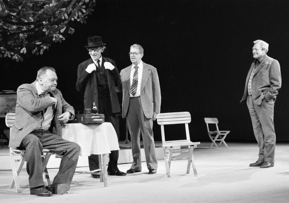 Rudolf Hrušínský, Josef Kemr, Vlastimil Brodský a Martin Růžek v divadle