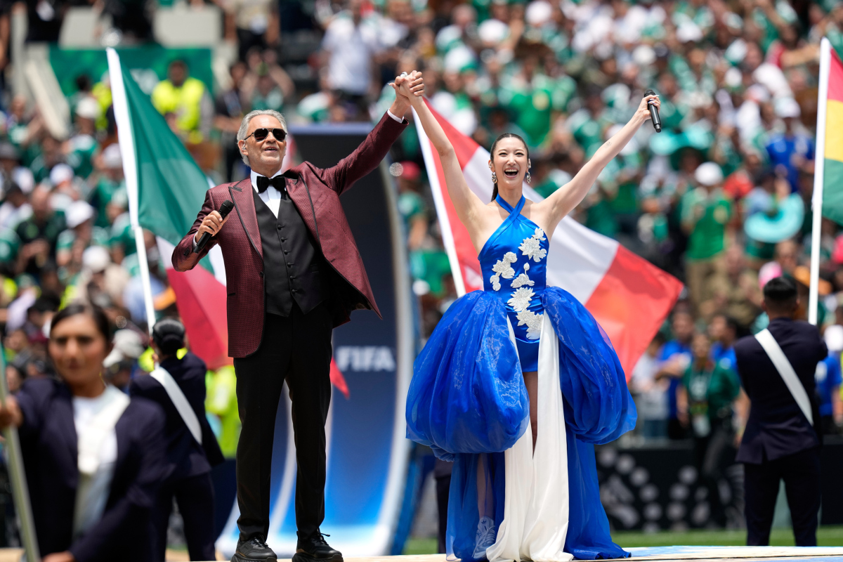 Andrea Bocelli a juhokórejská speváčka EJAE