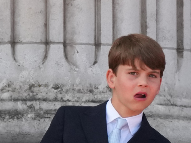 Princ Louis na balkóne Buckinghamského paláca. 