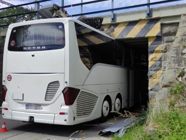 autobus, viadukt, zaseknutý