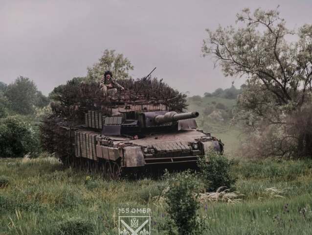 Ukrajinský tank, vojaci, vojna, 