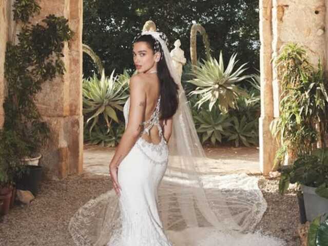 Speváčka Dua Lipa a jej róba z módneho ateliéru Chanel. 