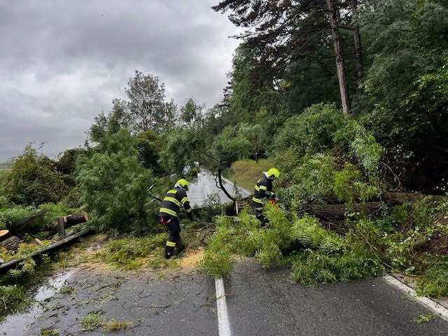 hasiči strom počasie vietor prietrž
