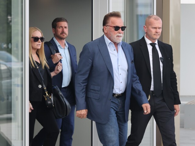 Záber z návštevy Arnolda Schwarzeneggera v Prahe, na ktoromje zachytená aj jeho dlhoročná partnerka Heather Milligan. Kráčala pár krokov za ním a zostala takmer nepovšimnutá. 