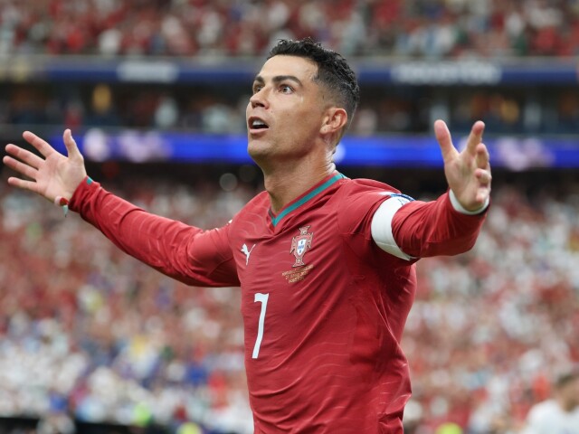 Portugalský útočník Cristiano Ronaldo prispel k výhre nad Uzbekistanom 5:0 dvomi gólmi. 