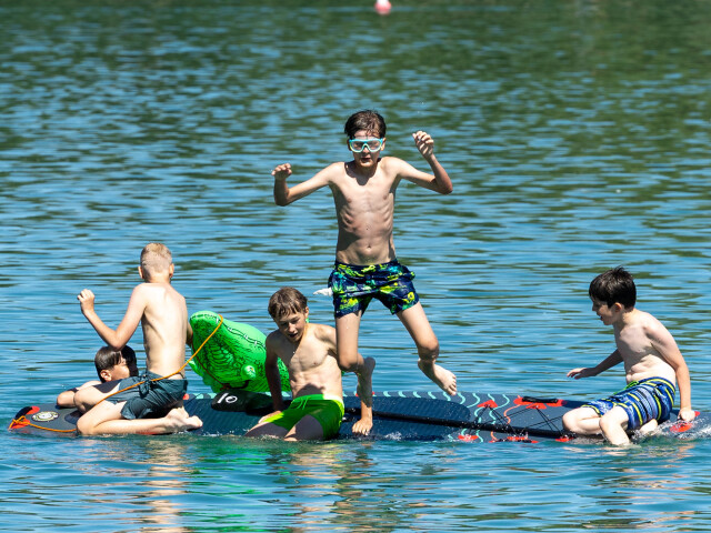 leto, teplo, kúpanie, deti, plávanie, jazero draždiak paddleboard