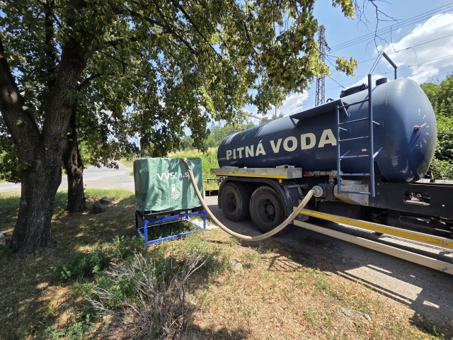 Obyvatelia Ruskova a Ďurkova sú odkázaní na vodu z nádrží, ktoré dopĺňa cisterna VVS.