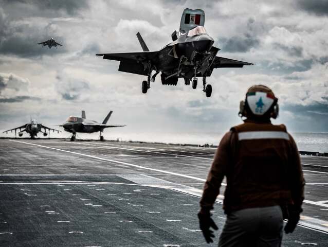NATO, stíhačky, F-35B Lightning II, lietadlová loď, AV-8B Harrier II.