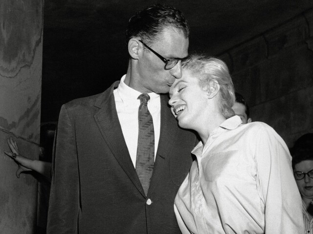 Herečka Marilyn Monroe a dramatik Arthur Miller na zábere z roku 1956.