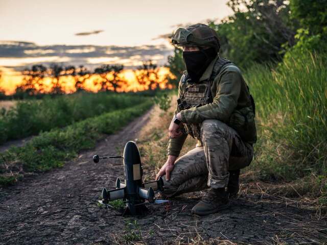 Ukrajinský vojak a dron pripravení k štartu