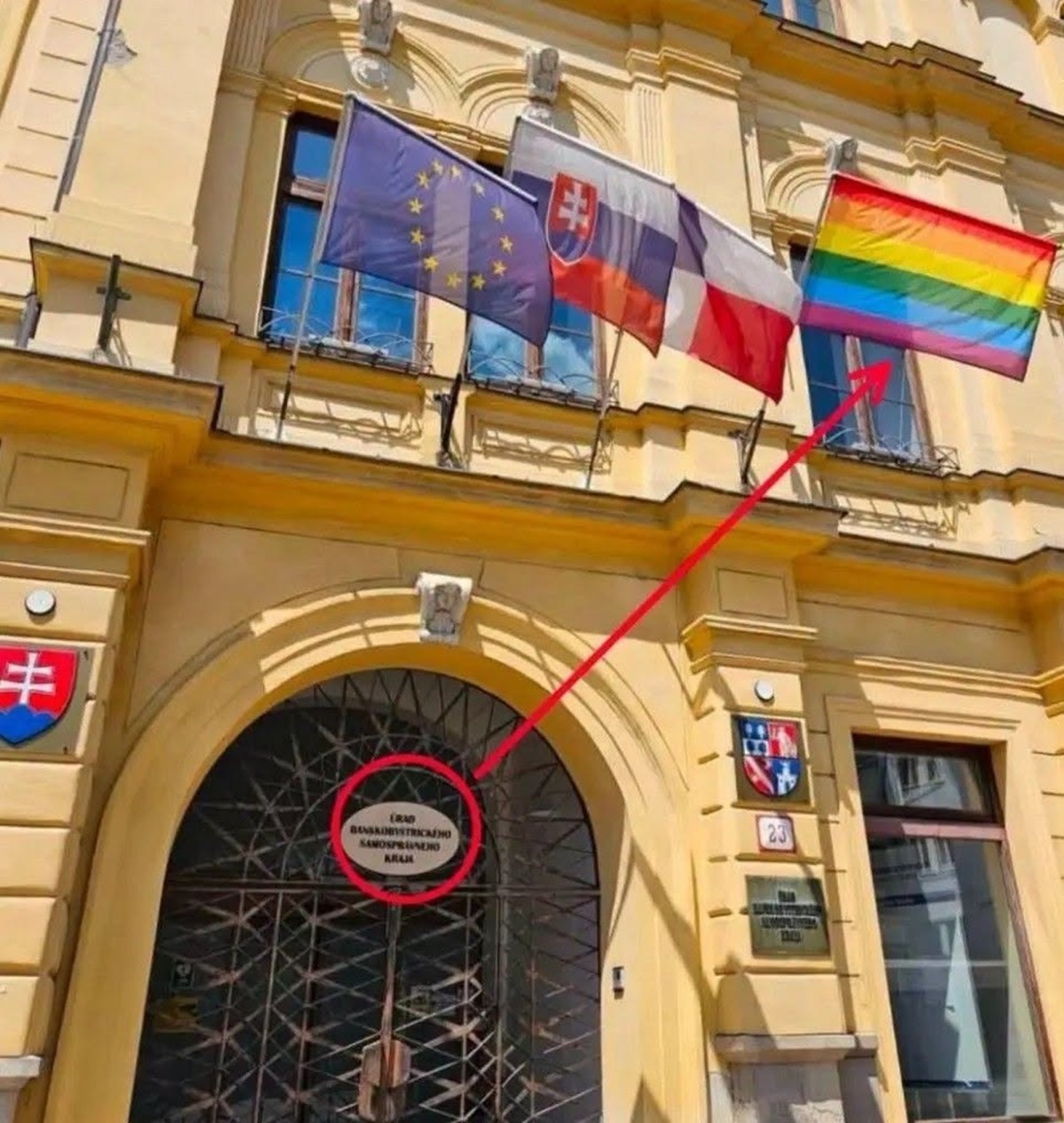 Úrad BBSK, Banská Bystrica, dúhová vlajka