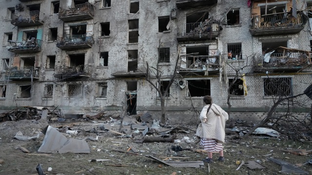 Dôsledky raketového útoku, ktorý zasiahol obytnú budovu v Kyjeve na Ukrajine vo štvrtok 2. júla 2026.