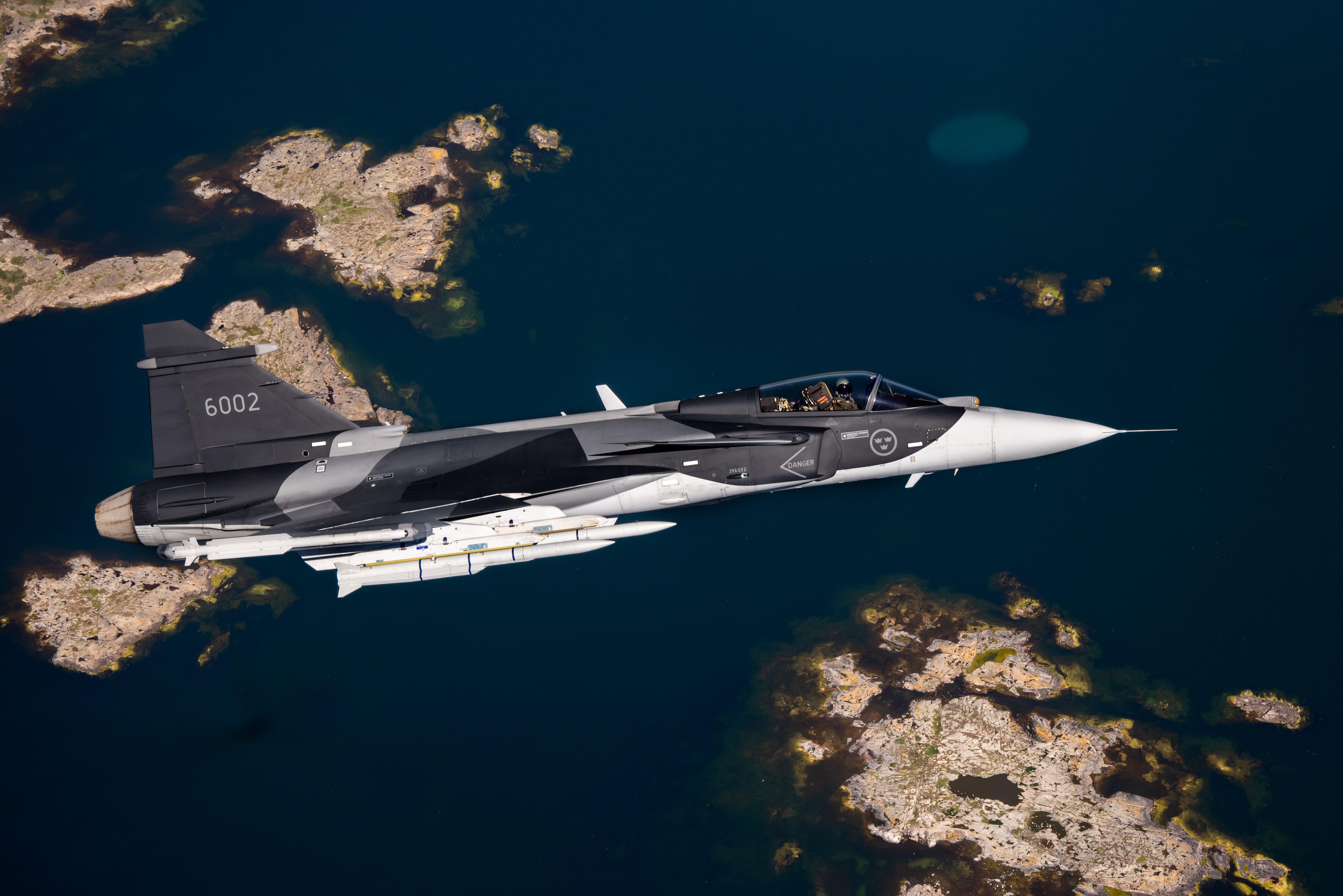 Gripen E s raketami IRIS-T a Meteor