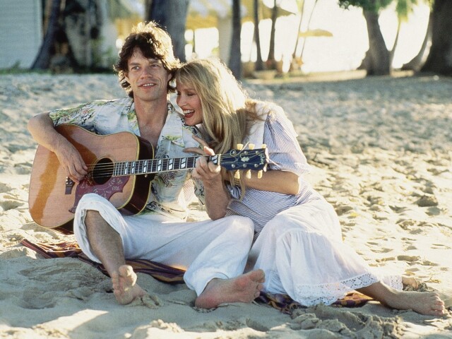 Jerry Hall a Mick Jagger spoločne na pláži v roku 1983.