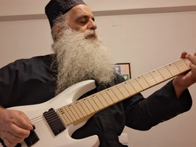 Byzantské chorály spojil s metalom aj technom. Pravoslávny kňaz zaujal netradičným albumom