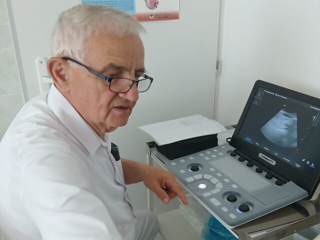 Doktor, ktorý v Medzilaborciach ordinuje už 50 rokov,  oslavoval „pod krídlami Andyho Warhola“