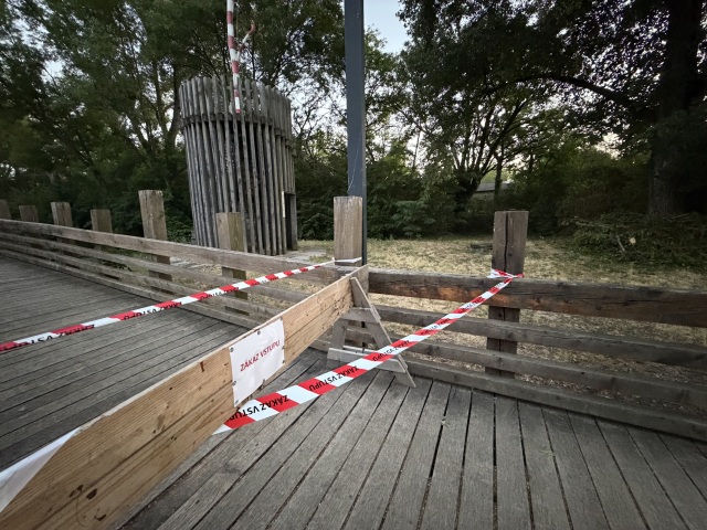 Počasie udrelo naplno. Na známu promenádu sa zrútil obrovský strom, museli ju uzavrieť