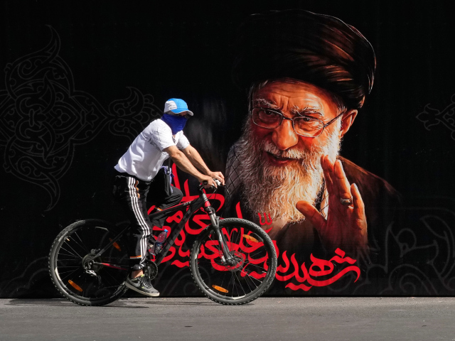 Irán Chameneí pohreb telo Teherán mešita vystavenie
