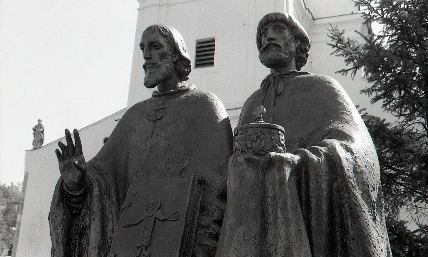 Súsošie sv. Cyrila a Metoda, ktoré Devínu darovala sochárka Ľudmila Cvengrošová.