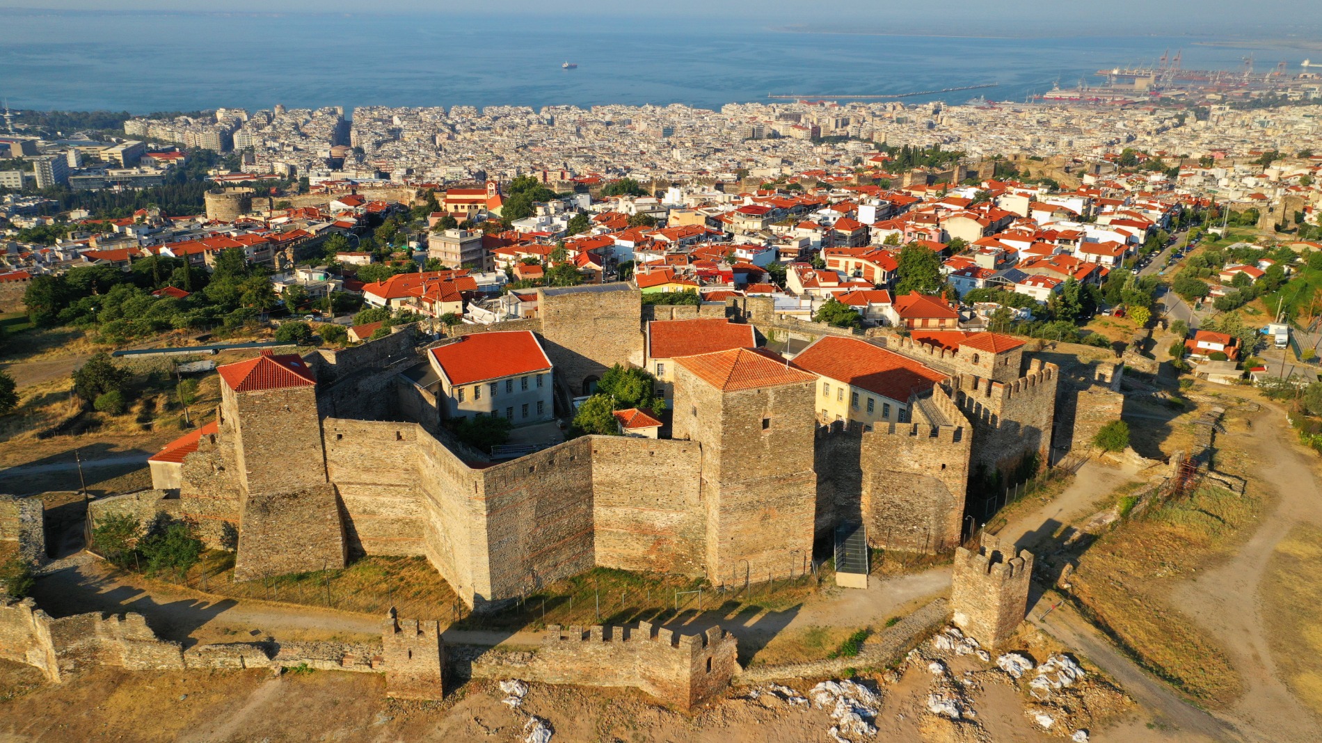 Pohľad na dnešný Solún, jeho historickú časť s pevnosťou Heptapyrgion - rodisko sv. Cyrila a Metoda.