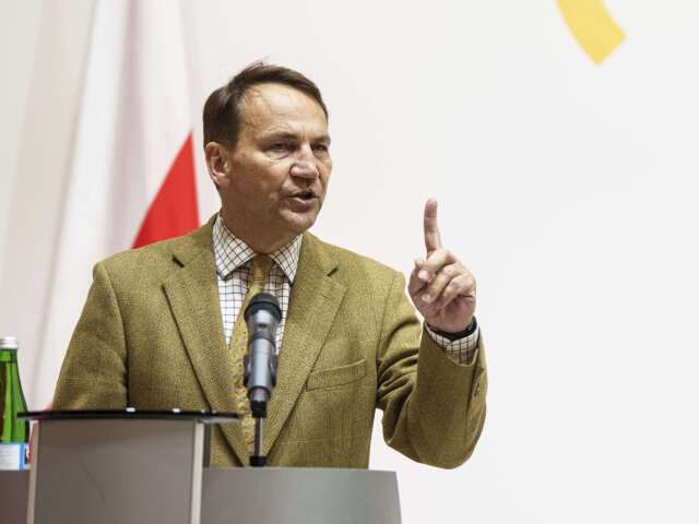 Tajomný Sikorski: Putin, vieme čo plánuješ, nerob to