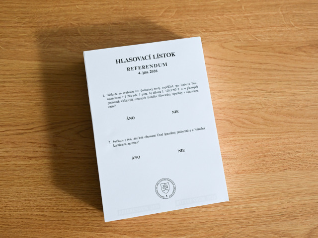 Hlasovacie lístky počas prípravy na referendum na mestskom úrade v Starej Turej, okres Nové Mesto nad Váhom v piatok 3. júla 2026.