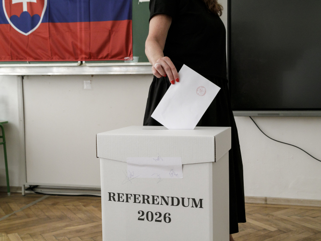 Slovensko hlasuje v referende o dvoch otázkach. V jednej volebnej miestnosti začali neskôr