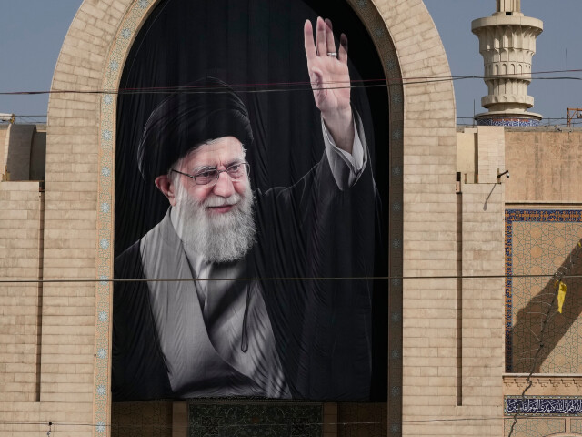 Irán sa ponoril do obrovského smútku, milióny ľudí sa lúčia s Chameneím. Teherán žiada pomstu voči USA a Izraelu