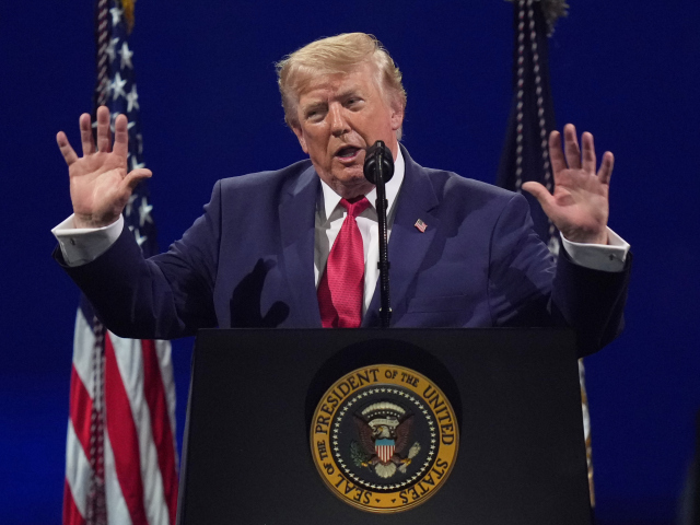 Trump na oslavách výročia USA označil oponentov za komunistickú rakovinu, veľkolepé podujatie sprevádzalo extrémne počasie